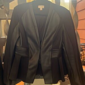 Show off your flattering, nondonut form, with this fitted Bisou Bisou blazer!